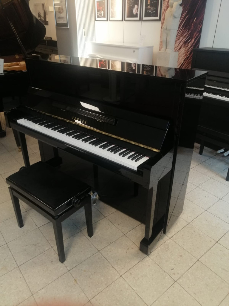 Yamaha B3 SP 1 Klavier in Schwarz in einem Musikgeschäft