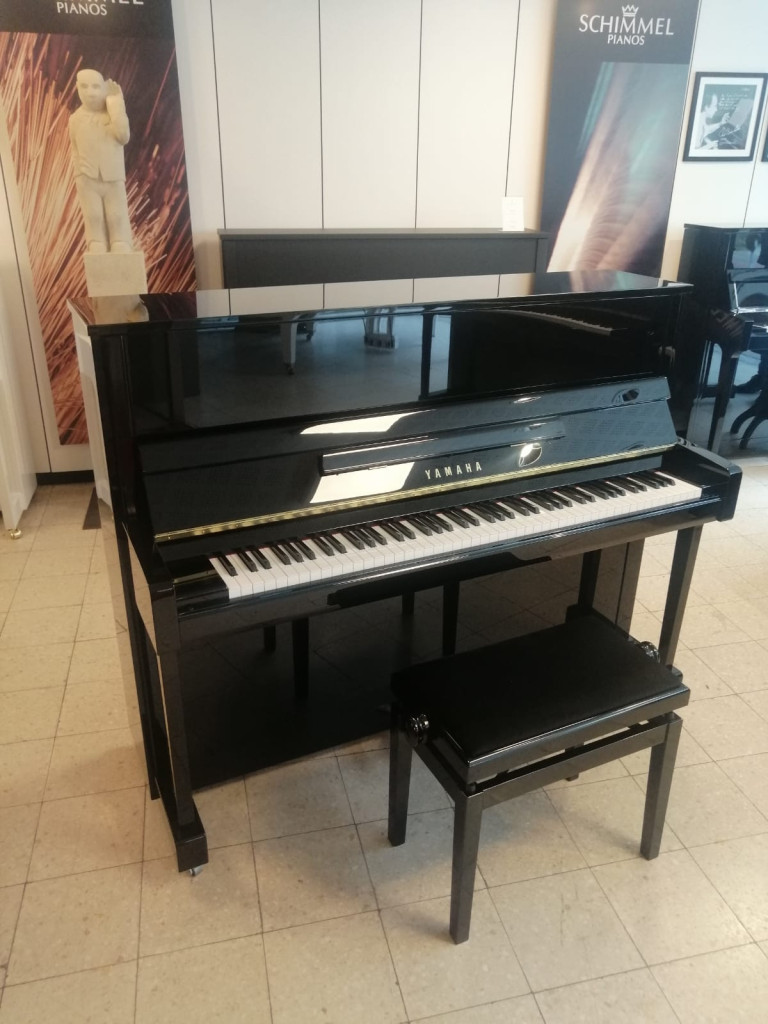 Yamaha Klavier B3 SP-2 in schwarz mit Klavierbank im Ausstellungsraum