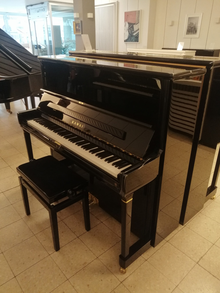 Kawai Klavier im Musikgeschäft am 26. August 2026 Schwarzes Kawai Klavier in einem Musikgeschäft am 26.08.2026