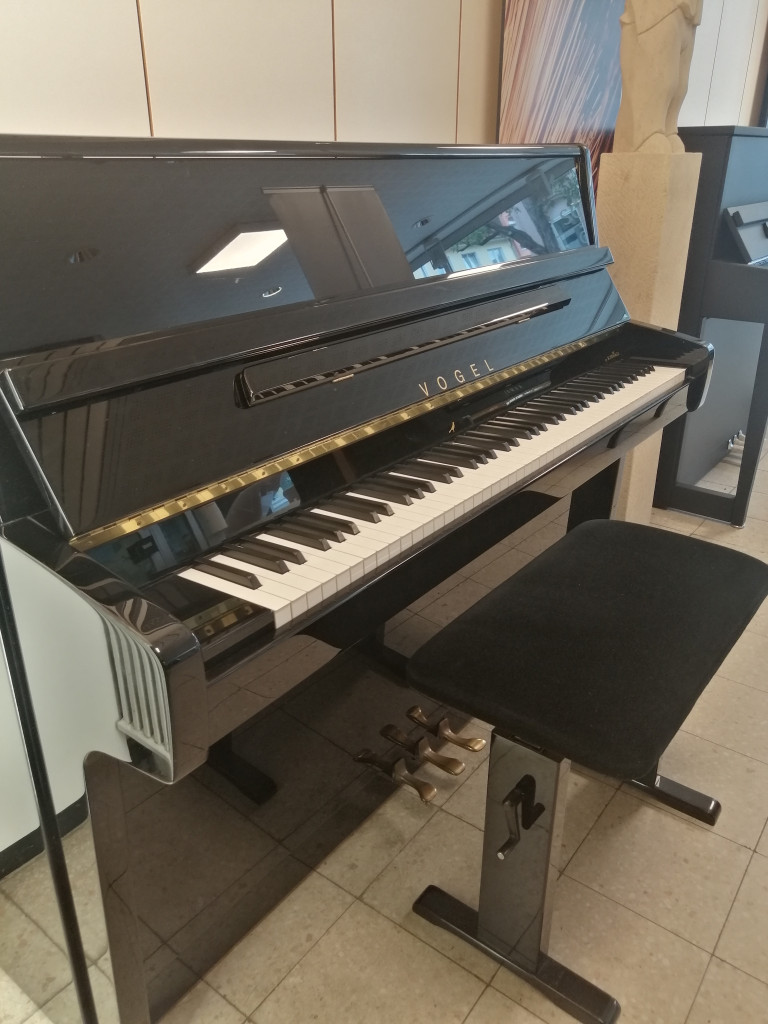 Schwarzes VOGEL Klavier mit Klavierbank in einem Musikgeschäft