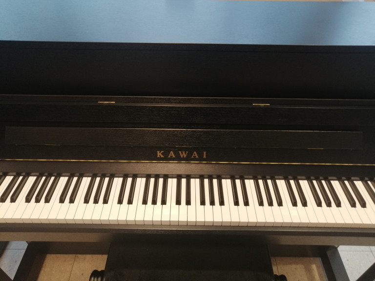 Kawai Klavier – Nahaufnahme der Klaviatur Kawai Klavier mit Tastatur in Nahaufnahme