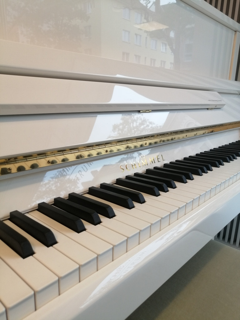 Weißes Schimmel Klavier mit Tastatur in Nahaufnahme