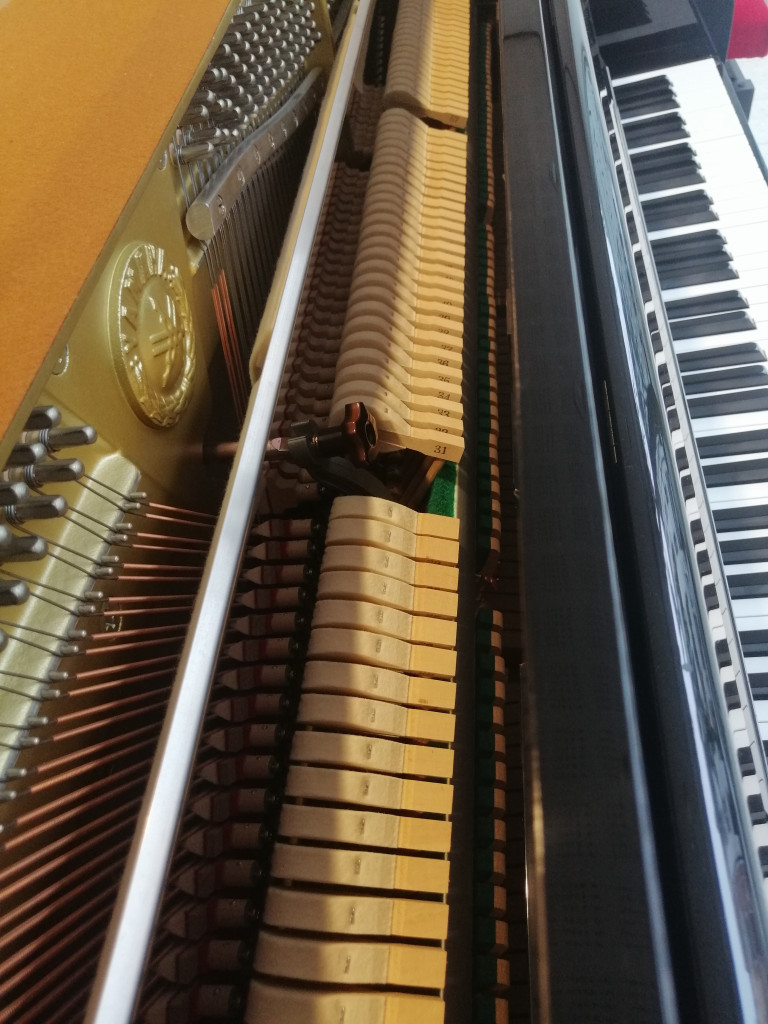 Klaviermechanik und Klaviatur am 26.08.2026 – Detailaufnahme Detailansicht des Innenlebens eines Klaviers mit Mechanik und Klaviatur am 26.08.2026