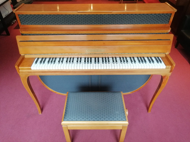 Grotrian-Steinweg Klavier mit Hocker auf rotem Teppich
