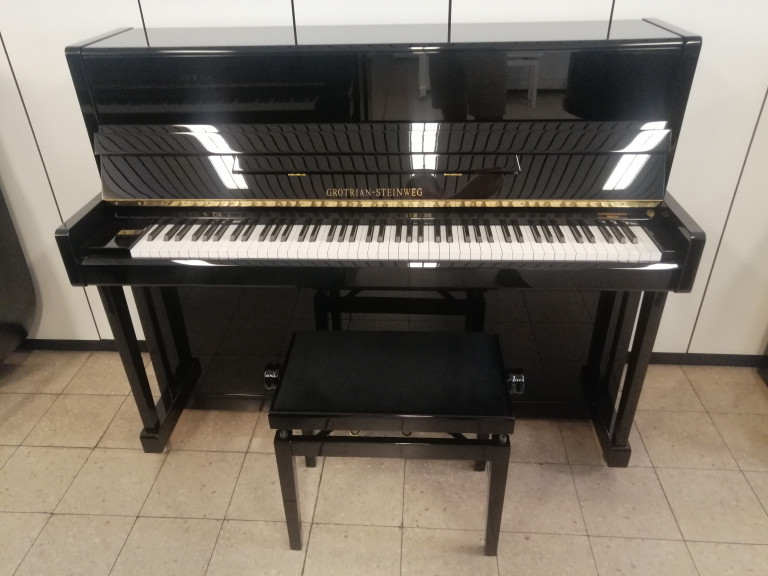 Grotrian-Steinweg Klavier mit Klavierbank in einem Musikraum