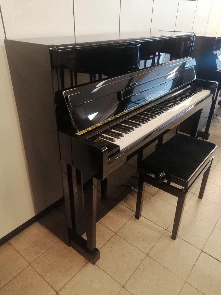 Schwarzes Grotrian-Steinweg Klavier mit Klavierbank in einem Musikraum