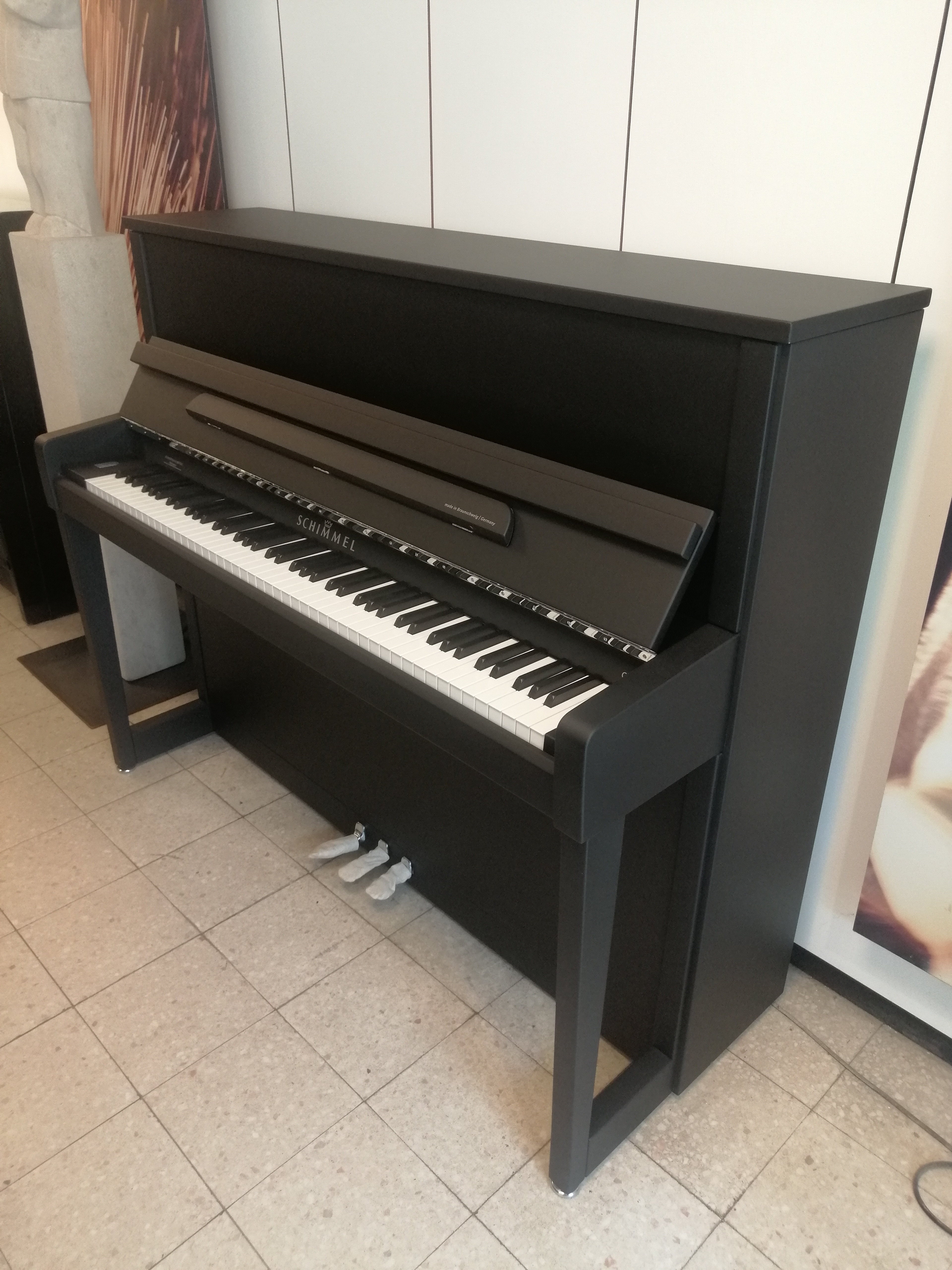 Modernes schwarzes Schimmel Klavier in einem Ausstellungsraum