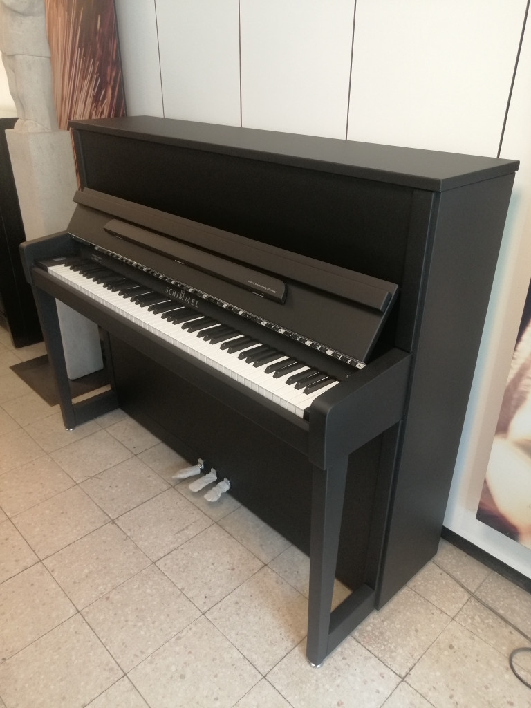 Modernes schwarzes Schimmel Klavier in einem Ausstellungsraum