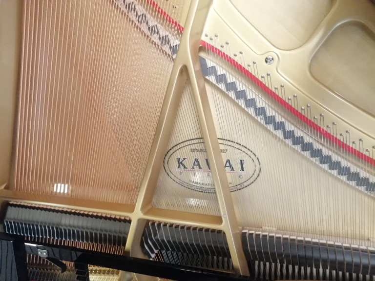 Kawai Flügel Innenansicht – Saiten und Rahmen im Detail Detailansicht des Innenraums eines Kawai Flügels mit Saiten und Rahmen