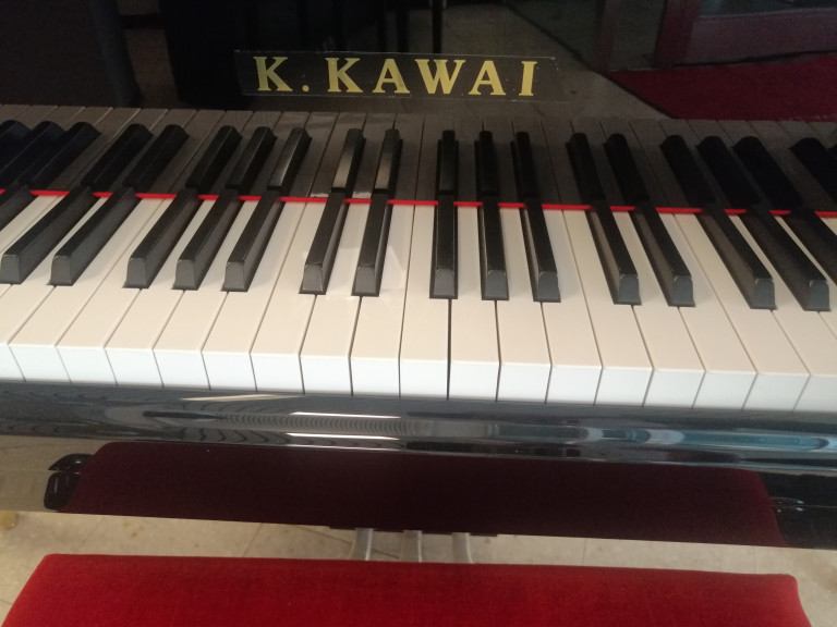 Nahaufnahme der Klaviertastatur eines K. Kawai Klaviers K. Kawai Klavier Tastatur Nahaufnahme