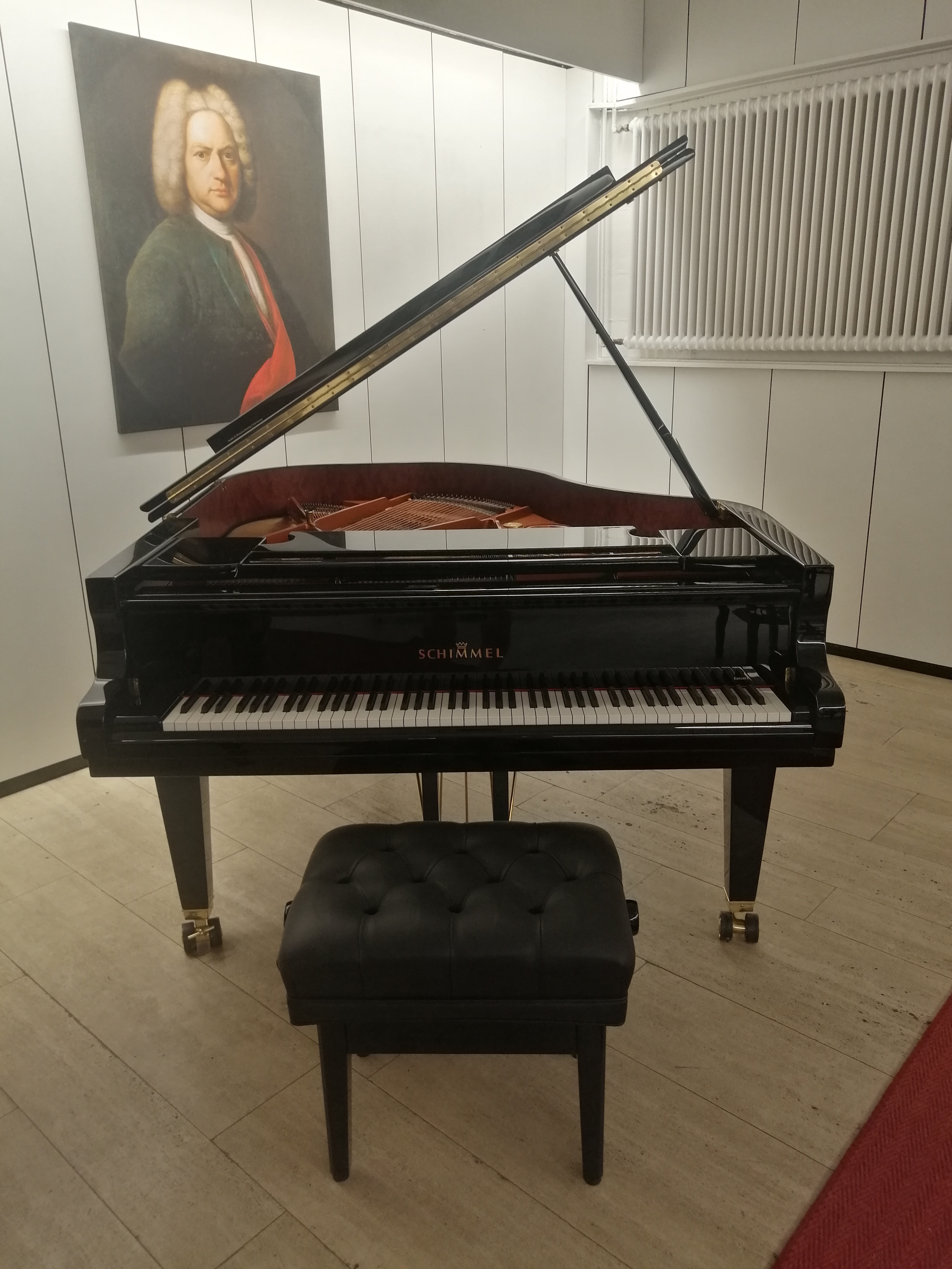 Schimmel Flügel in einem Musikraum mit Gemälde im Hintergrund