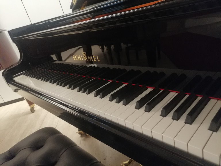 Schimmel Flügel Klavier – Detailansicht der Klaviertastatur und des Markenlogos Schimmel Flügel Klavier Nahaufnahme der Tasten und des Logos