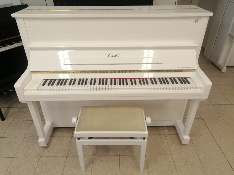 Weißes Essex Klavier mit Klavierbank, aufgenommen am 28.08.2026