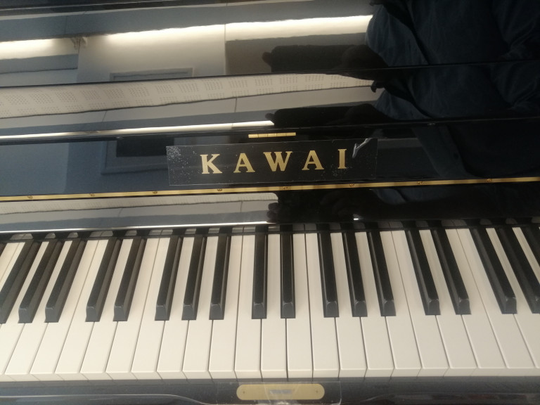 Kawai Klavier Tastatur und Logo, Nahaufnahme