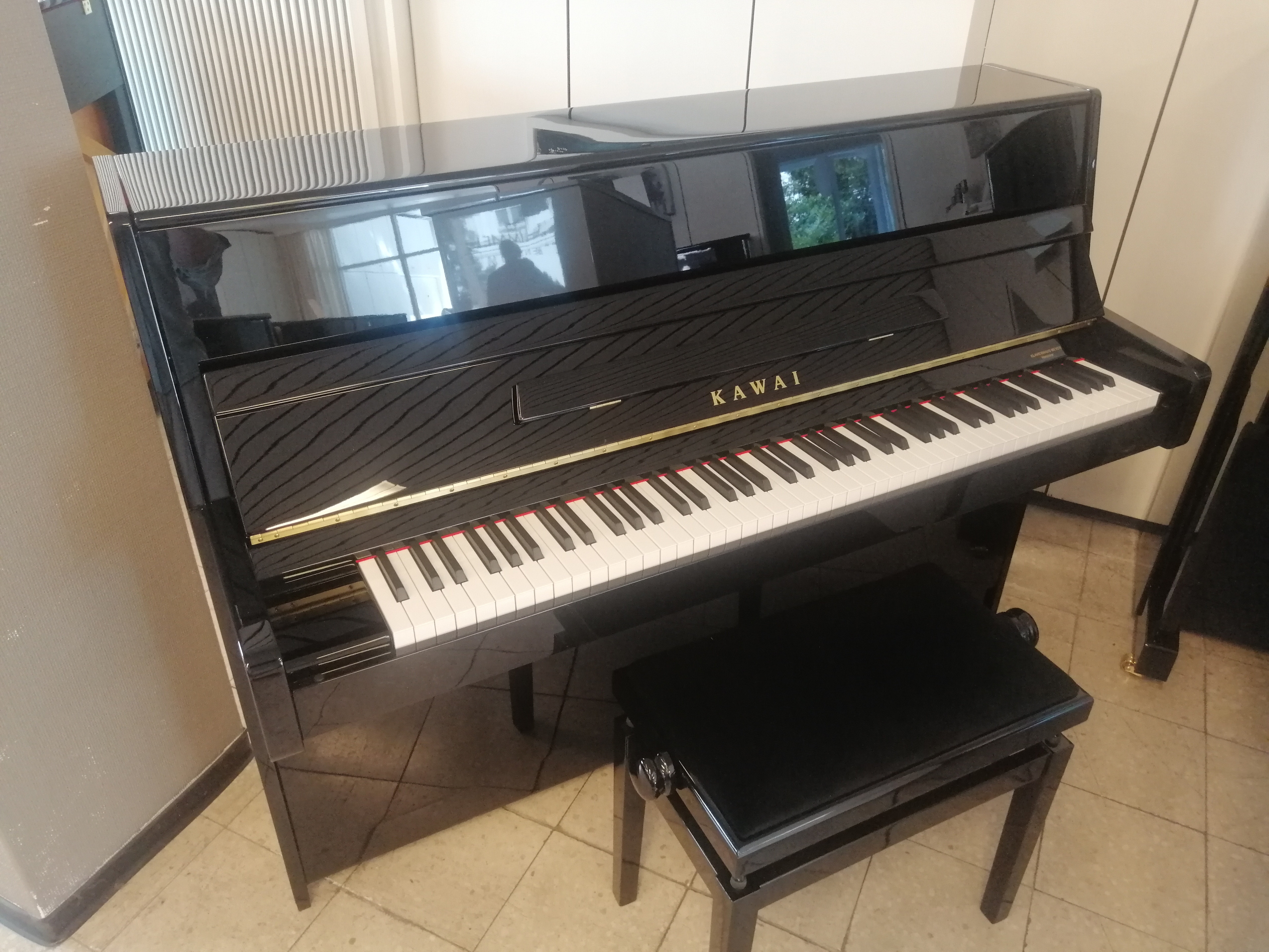 Kawai Klavier in einem modernen Raum mit Klavierbank