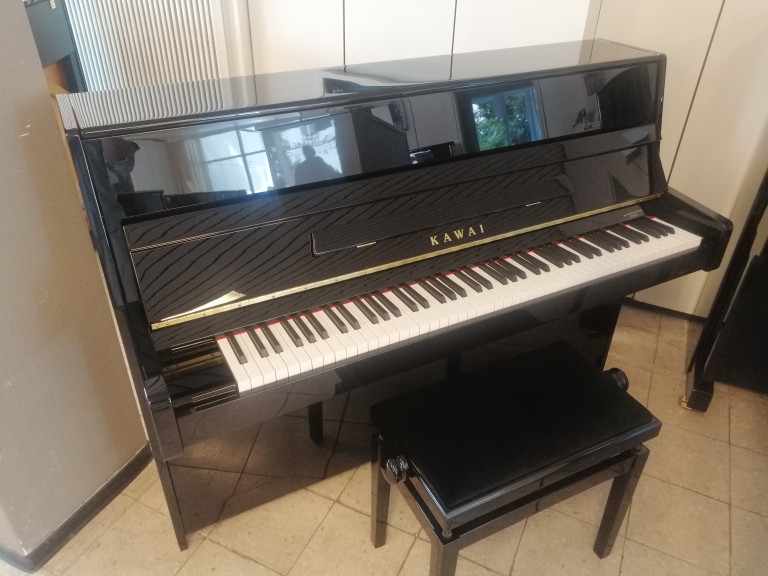 Kawai Klavier in einem modernen Raum mit Klavierbank