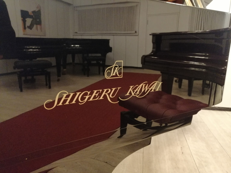Flügel von Shigeru Kawai in einem Musiksaal