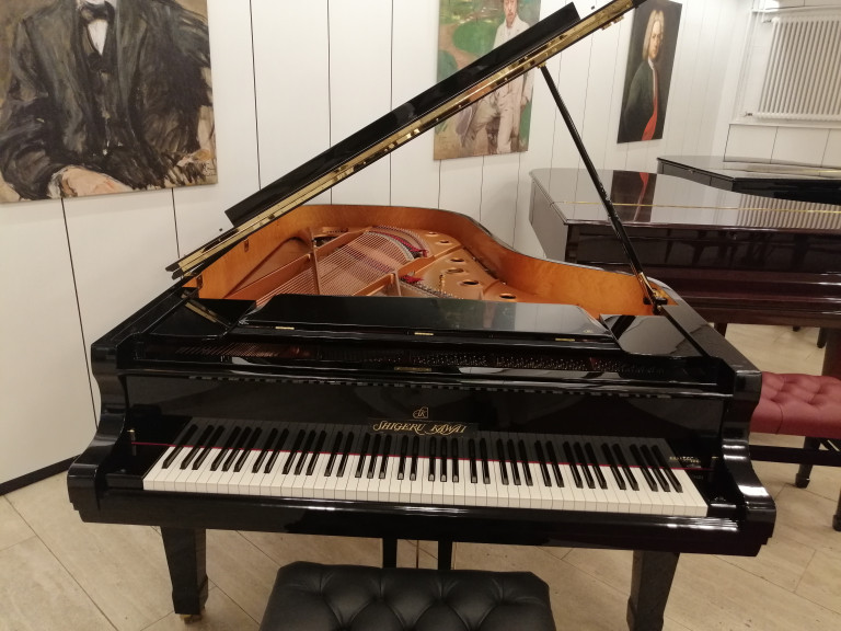 Flügel Shigeru Kawai in einem Ausstellungsraum mit Gemälden an der Wand