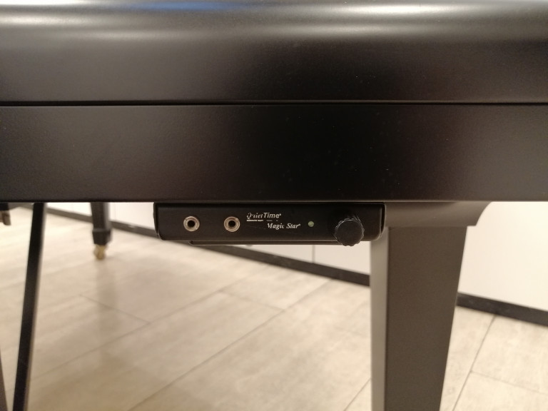 QuietTime Magic Star System am Klavier - Detailansicht Detailansicht eines QuietTime Magic Star Systems an einem Klavierunterbau