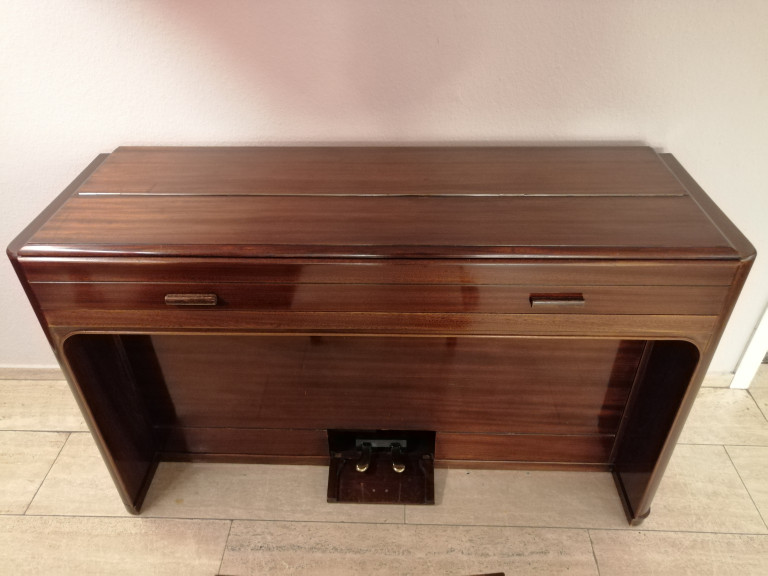 Geschlossenes Klavier oder Piano aus Holz mit Pedalen, Vorderansicht