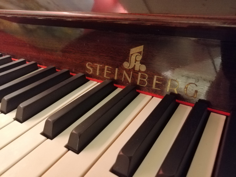 Steinberg Klavier Nahaufnahme der Tasten und des Markenlogos