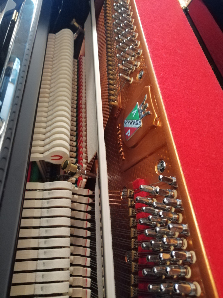 Innenleben eines Klaviers mit Mechanik und Stimmwirbeln – Detailansicht Detailansicht des Innenlebens eines Klaviers mit Mechanik und Stimmwirbeln