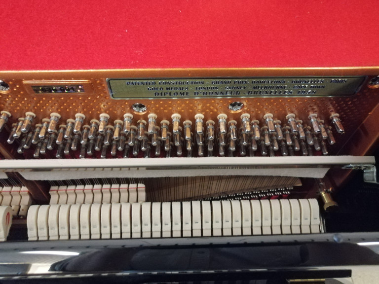 Detailansicht Klaviermechanik und Saiten – Innenleben eines Klaviers Nahaufnahme des Innenlebens eines Klaviers mit Mechanik und Saiten, Detailansicht der Klaviermechanik