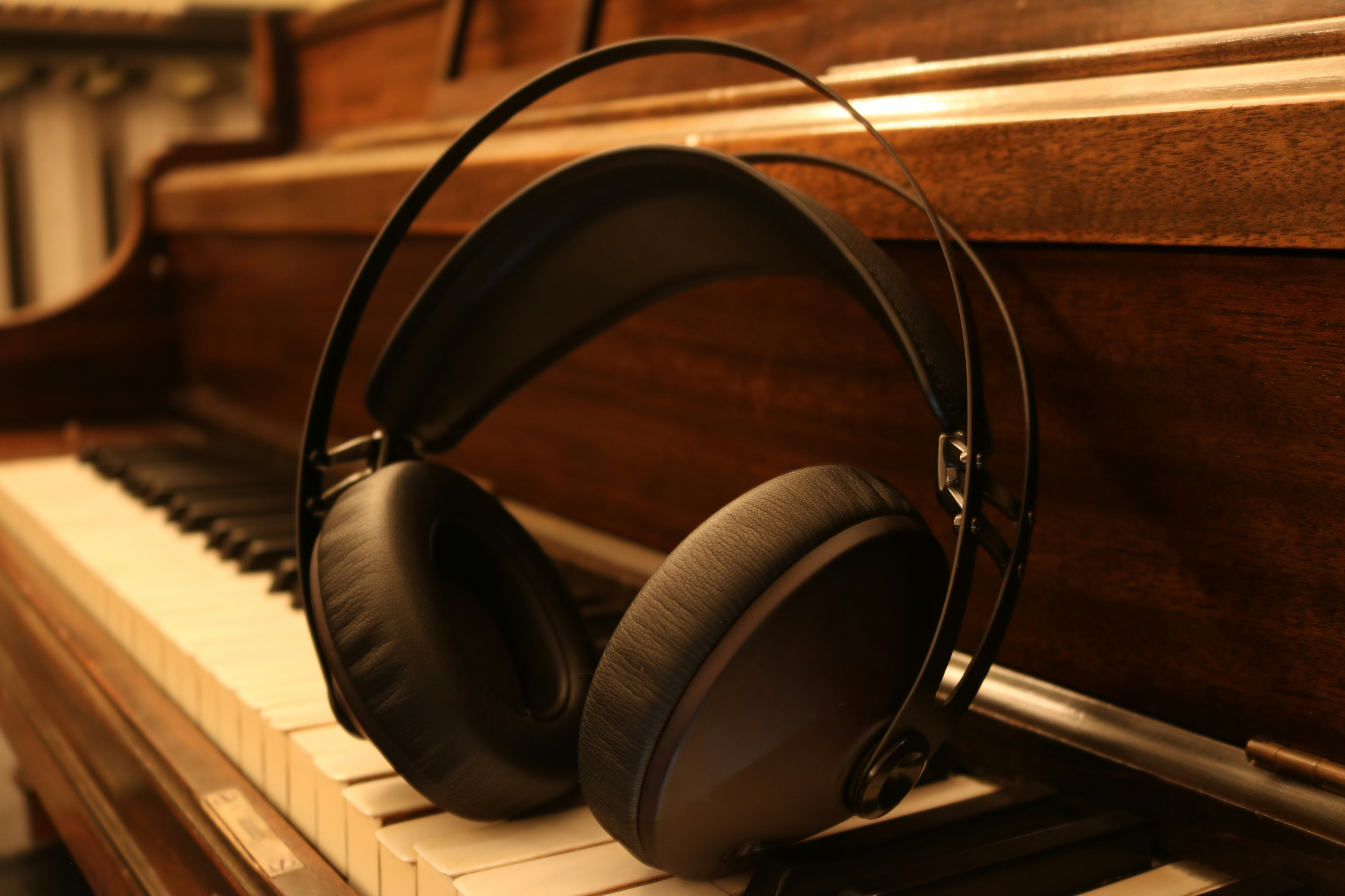 Kopfhörer auf Klaviertasten – Musik und Technik am Klavier