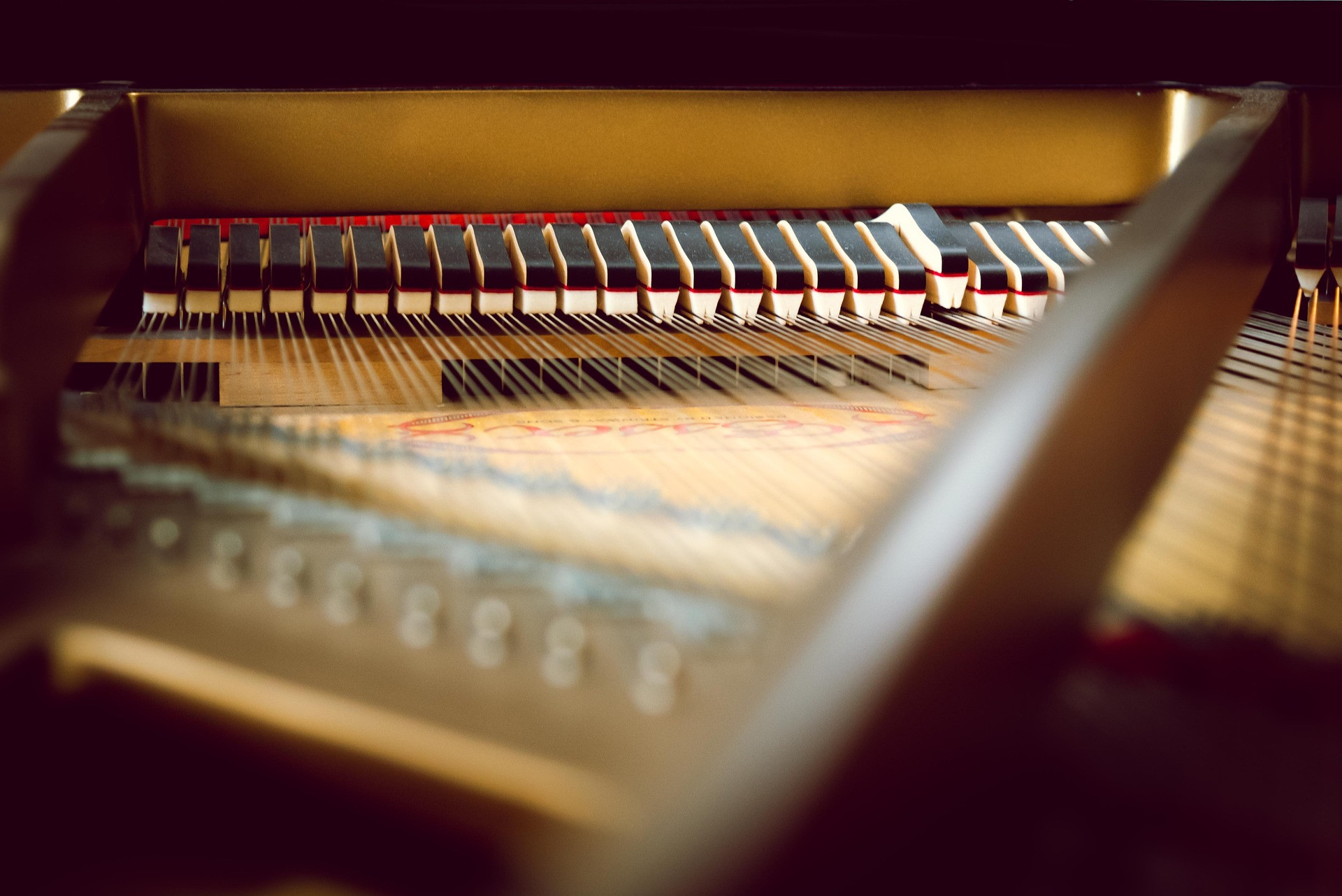 Klavier-Intonation: Detailansicht der Klaviermechanik und Saiten Detailaufnahme der Klaviermechanik zur Veranschaulichung der Klavier-Intonation