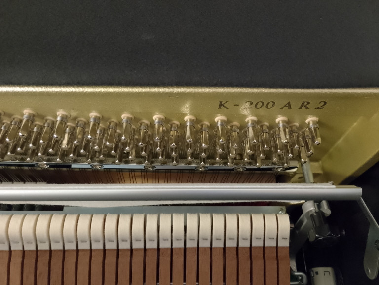 Klaviermechanik K-200 AR2 – Detailaufnahme der Innenansicht Detailansicht der Mechanik eines Klaviers, Modell K-200 AR2