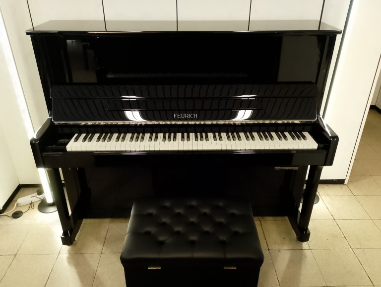 Feurich Klavier mit schwarzer Klavierbank, aufgenommen am 10.10.2026