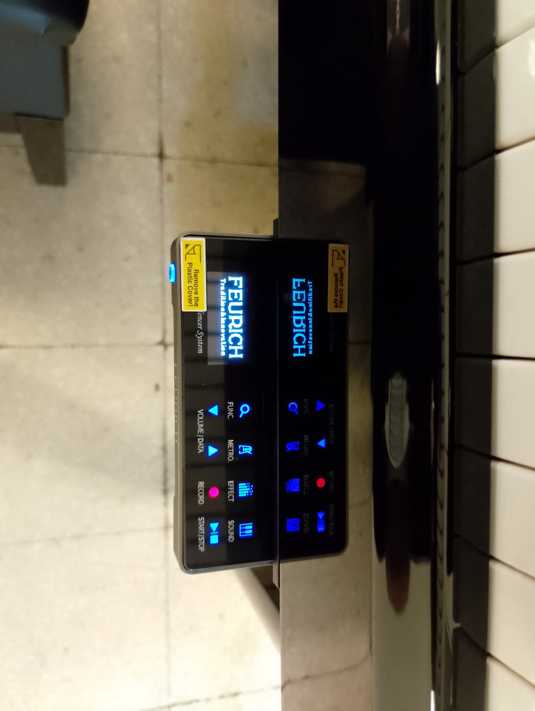 FEURICH Klavier Silent System Steuerung, Nahaufnahme der Bedienelemente am Piano