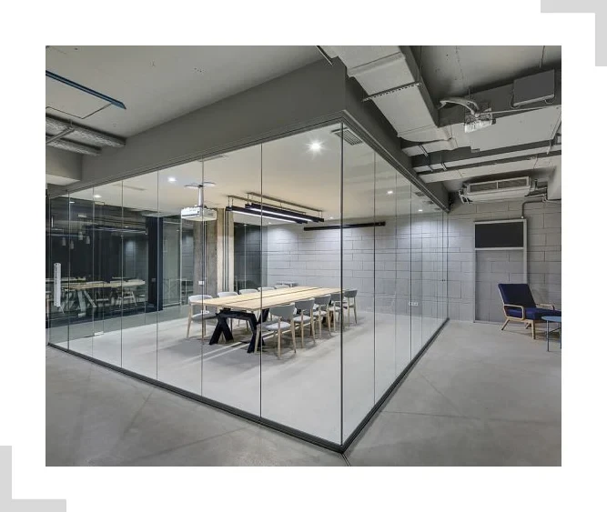 Modernes Besprechungszimmer mit Glaswänden und Konferenztisch im Büro Modernes Besprechungszimmer mit Glaswänden und Konferenztisch in einem Bürogebäude