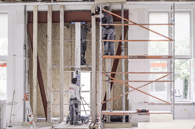 Leistungsübersicht: Bauarbeiten und Innenausbau – Startseite Teaser Handwerker bei Bauarbeiten im Innenausbau – Teaser für Leistungsübersicht auf der Startseite