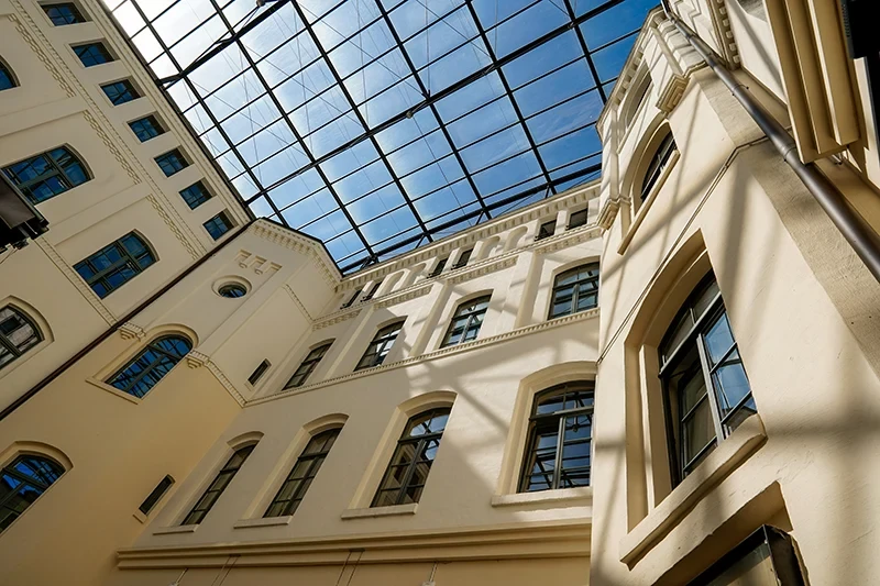 Startseite Teaser: Unsere Referenzen – Glasdach und historische Architektur als Beispiel Modernes Glasdach und historische Fassade als Referenzprojekt – Startseite Teaser Unsere Referenzen