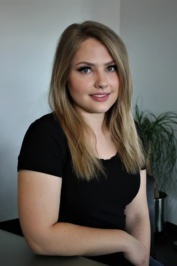 Maylin Blanke mit langen blonden Haaren und schwarzem T-Shirt