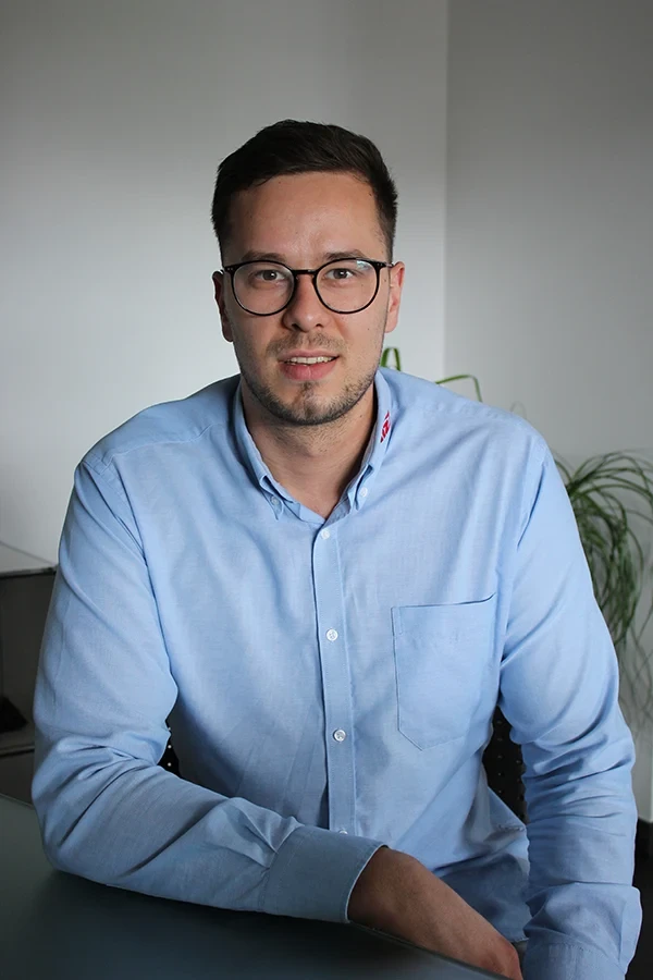 Philip Haupt im Büro mit blauem Hemd