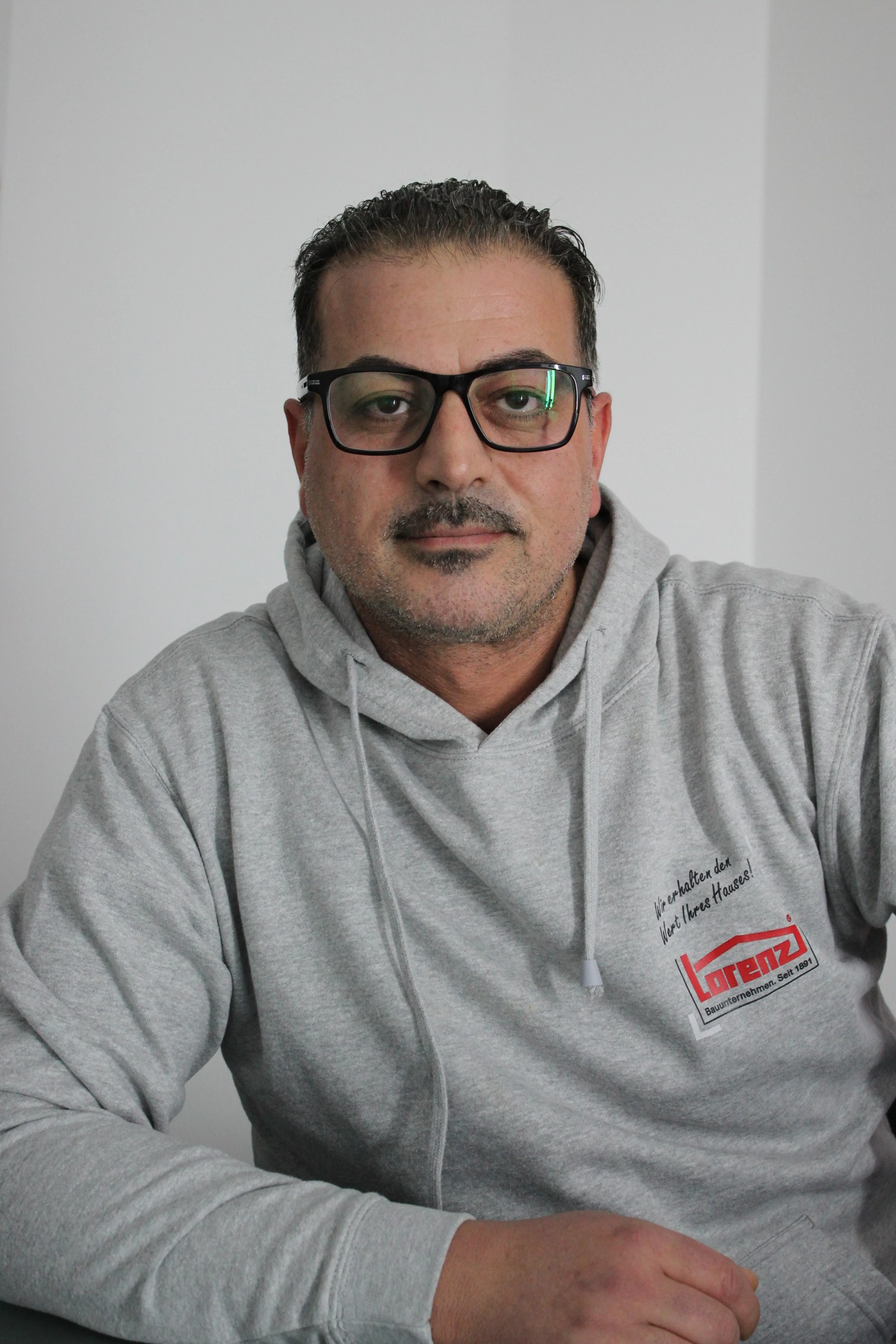 Omer Ipek mit Lorenz Bauunternehmen Hoodie