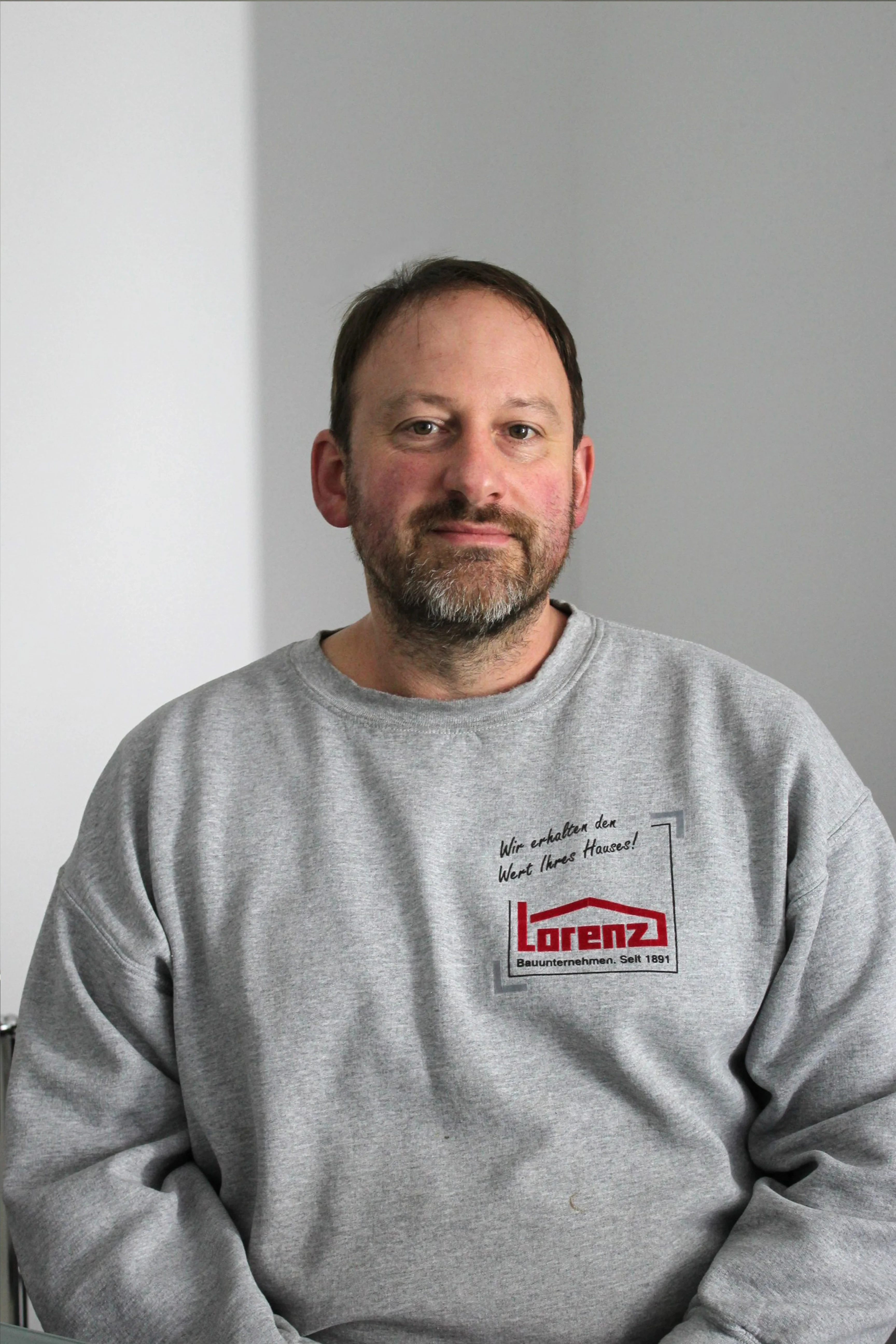 Sebastian Wrede mit Pullover von Lorenz Bauunternehmen