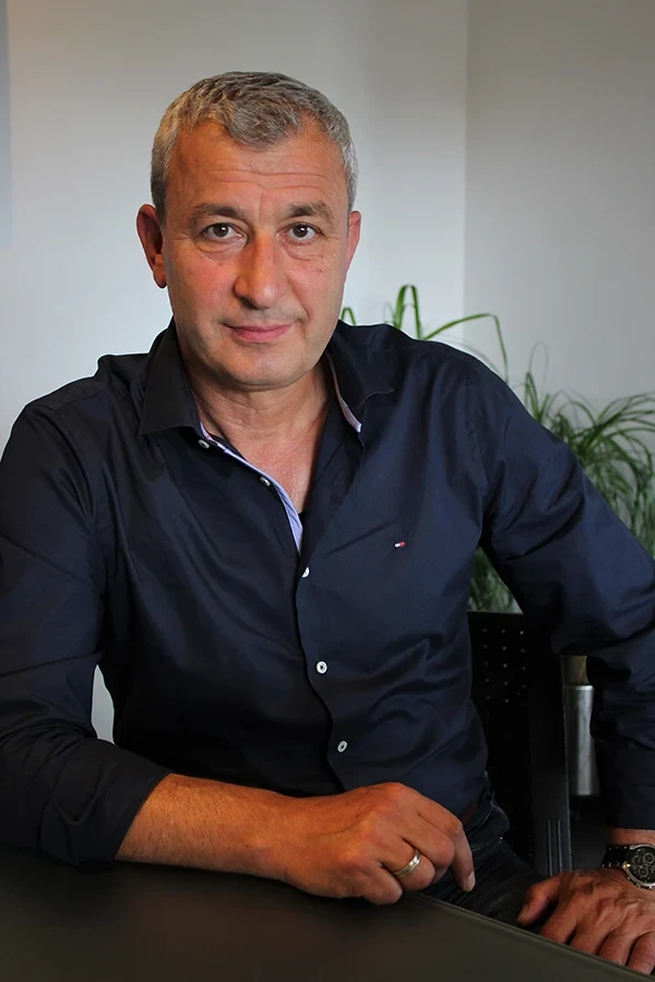 Unal Vural im Büro mit dunkelblauem Hemd