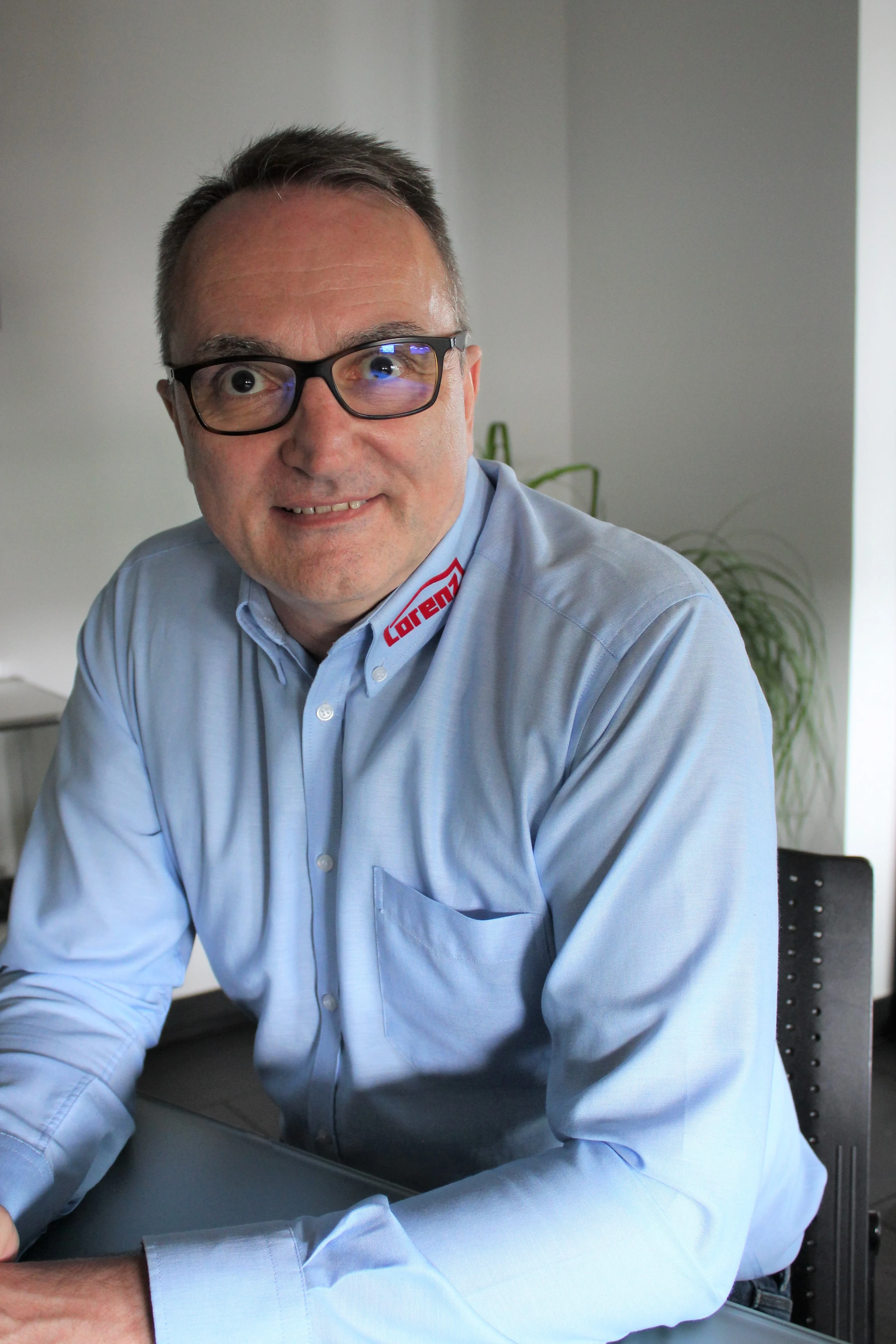 Hans Weber im Büro mit blauem Hemd