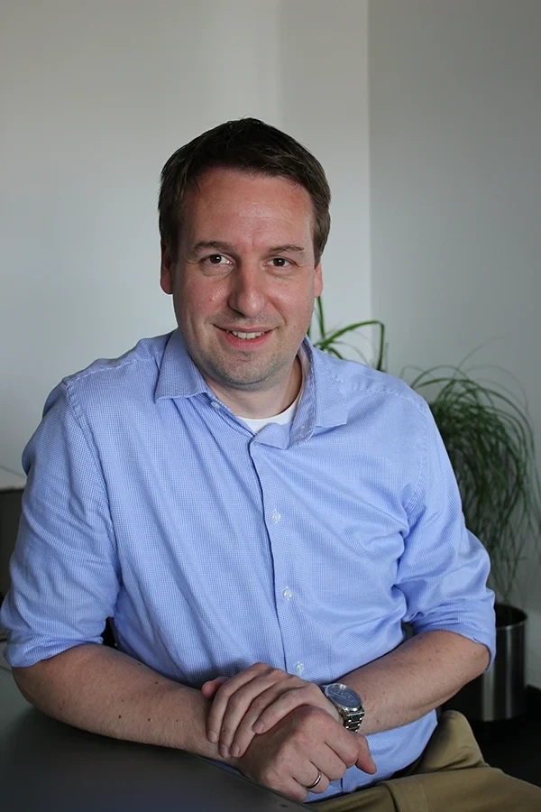 Marc Lorenz in einem Büro mit hellblauem Hemd