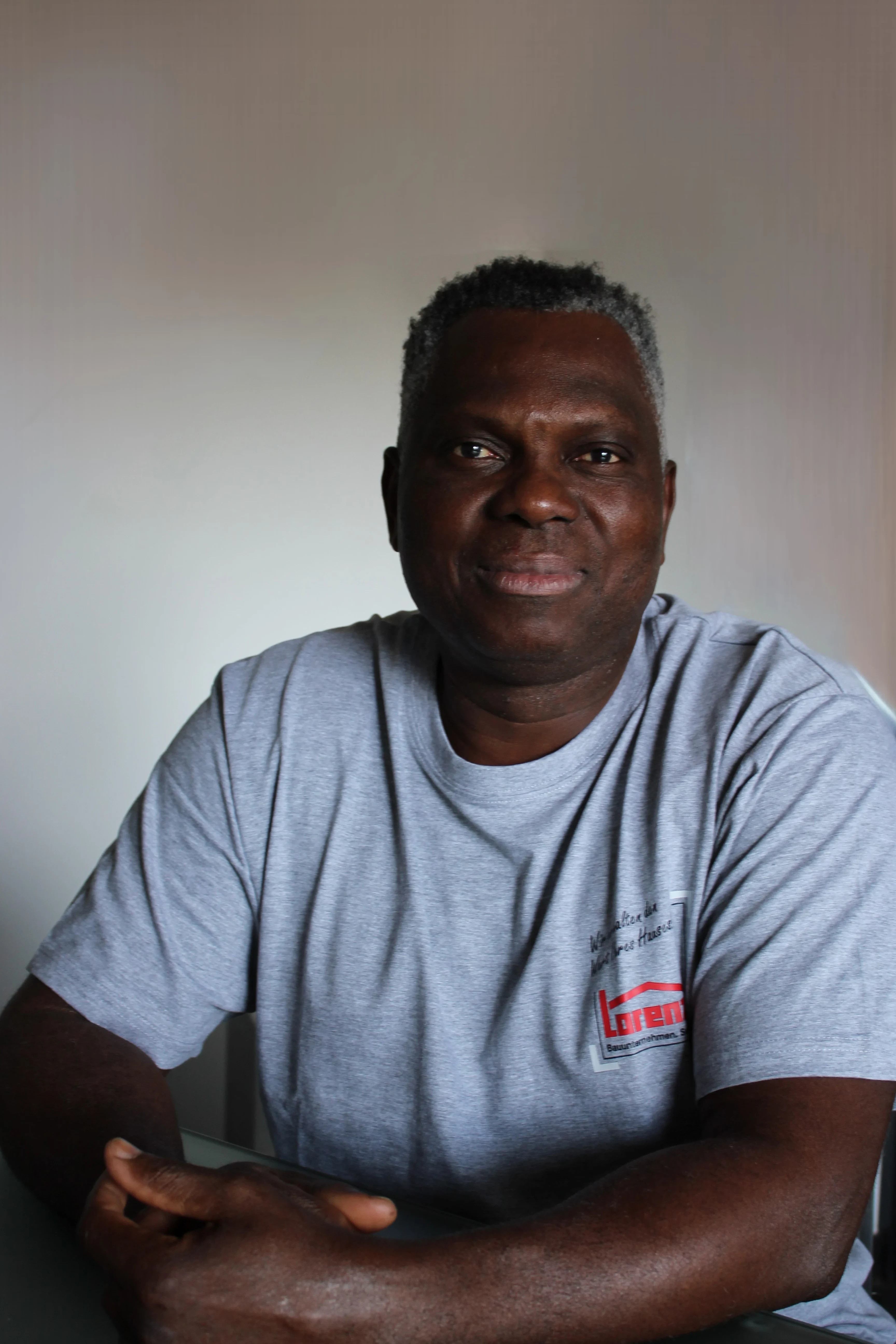 Kouami Tonyi mit grauem T-Shirt und Firmenlogo Lorenz