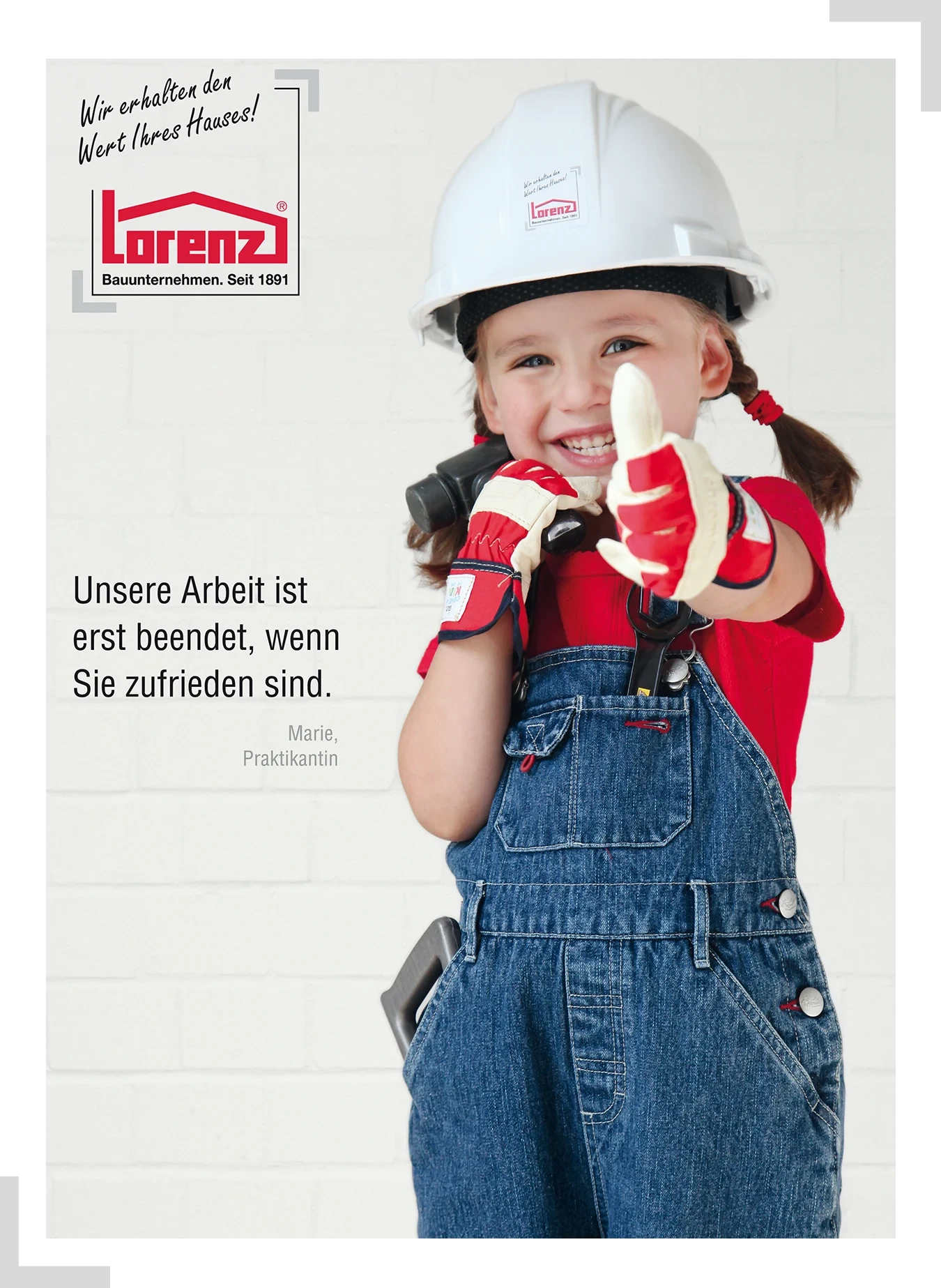 Praktikantin Marie vom Bauunternehmen Lorenz mit Helm und Werkzeug, Denkmalschutz