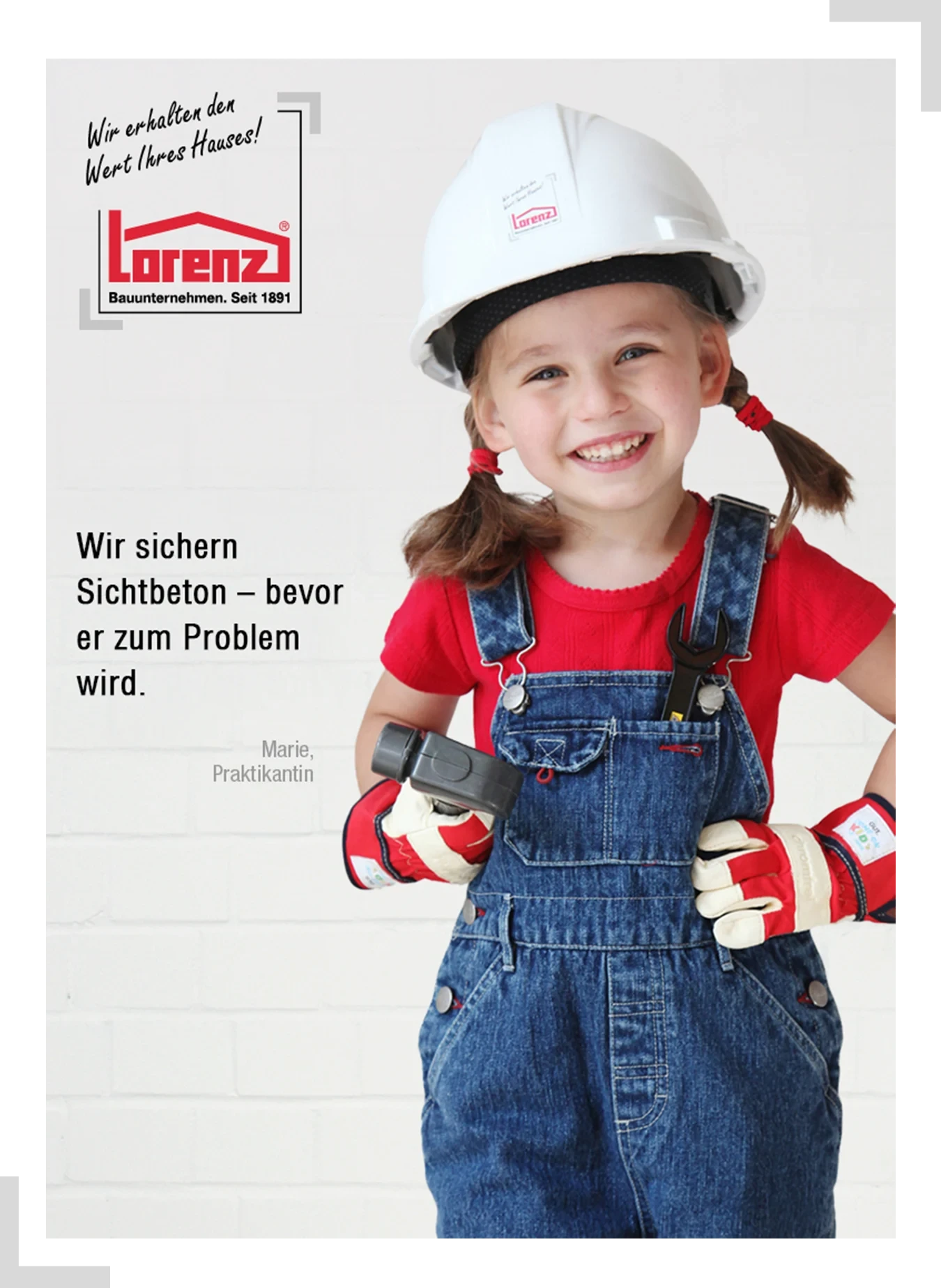 Praktikantin Marie vom Bauunternehmen Lorenz mit Schutzhelm und Werkzeug bei der Betoninstandsetzung