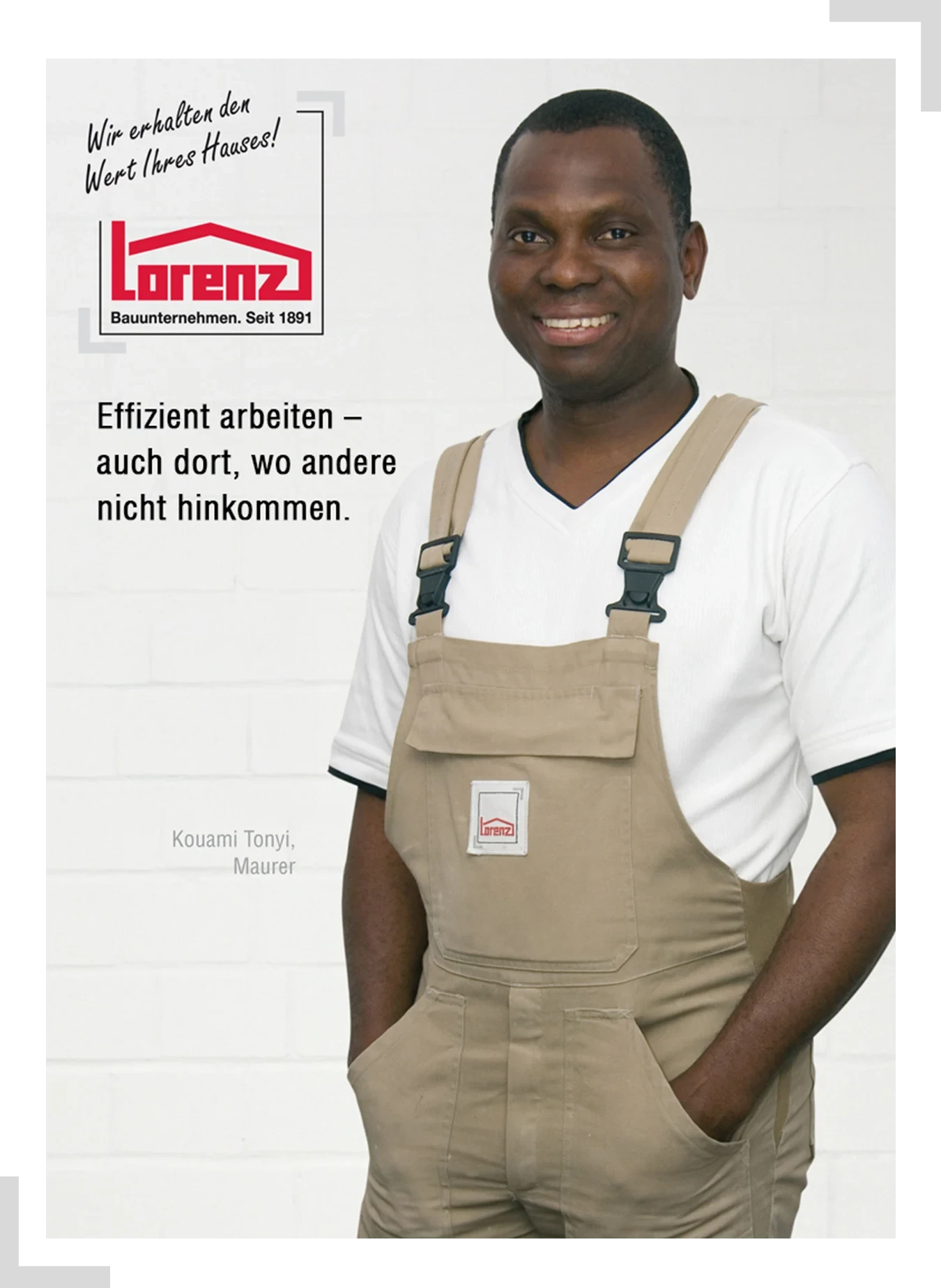 Kouami Tonyi, Maurer bei Lorenz Bauunternehmen, in Arbeitskleidung vor weißer Wand – effiziente Arbeitsbühnen-Sanierung