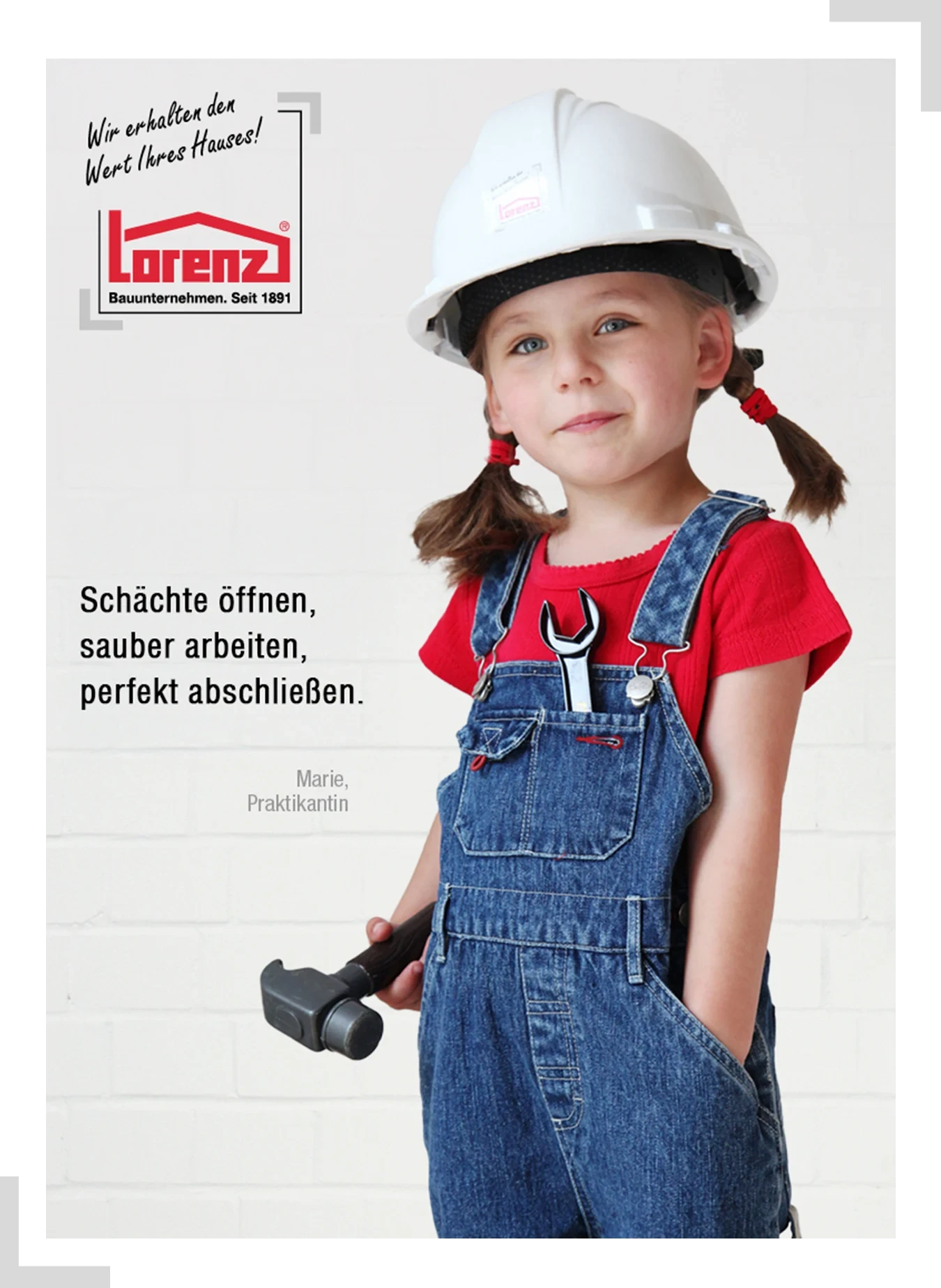 Kind mit Bauhelm und Werkzeug von Lorenz Bauunternehmen, Motto: Schchte ffnen, sauber arbeiten, perfekt abschlieen.