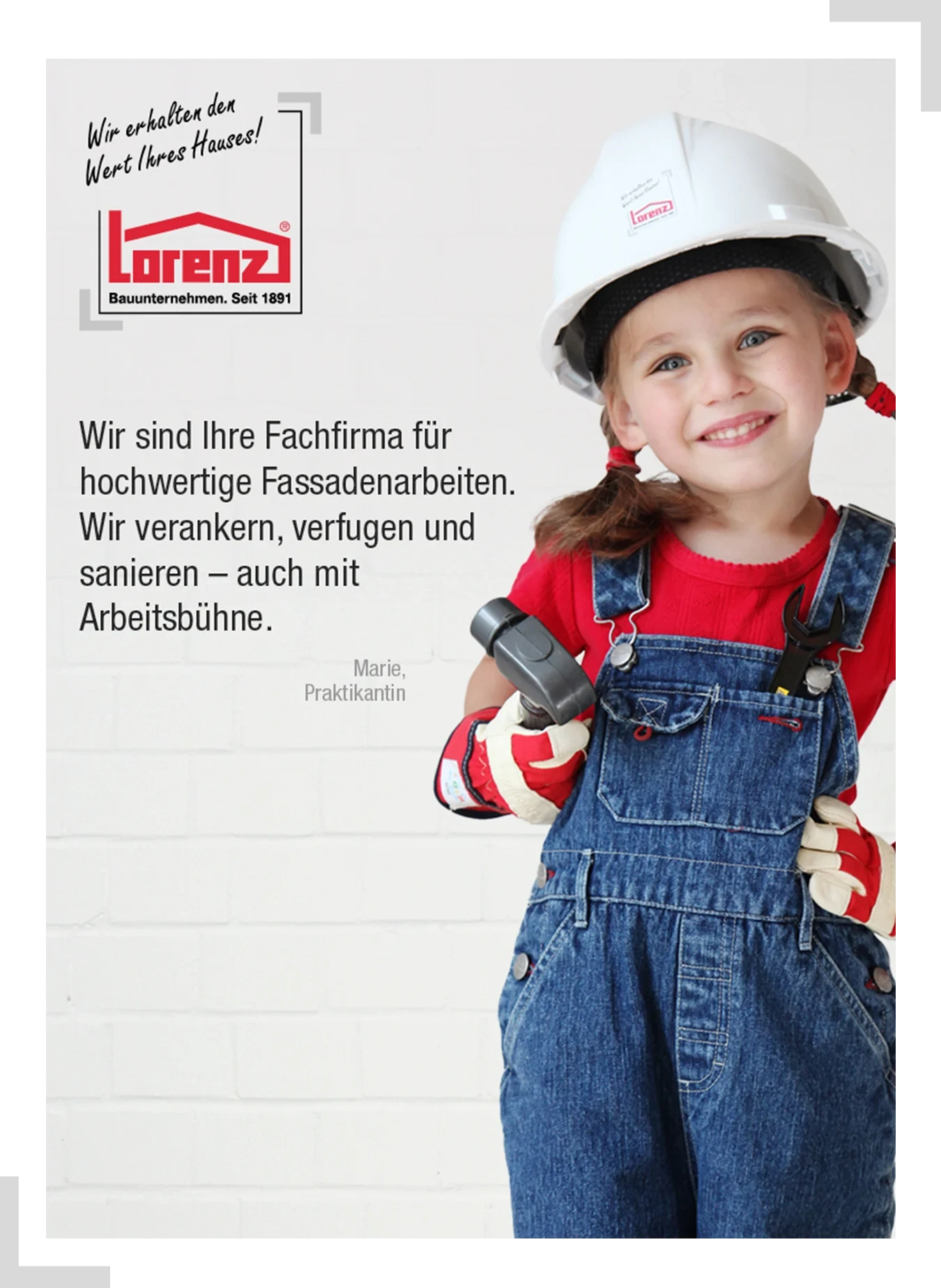 Lorenz Bauunternehmen Praktikantin Marie mit Schutzhelm und Werkzeug bei Fassadenarbeiten