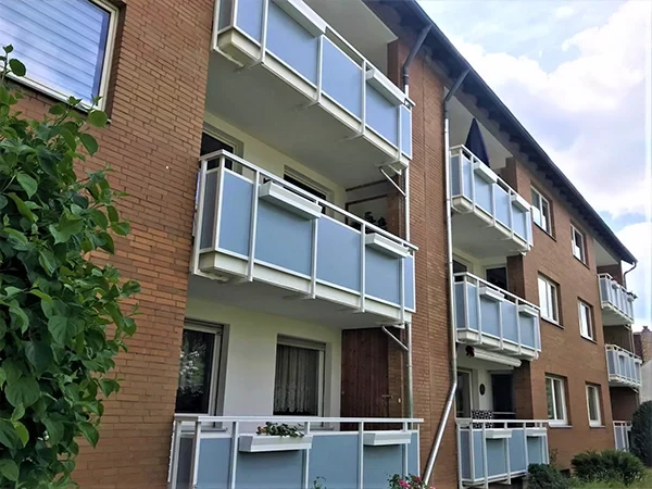 Mehrfamilienhaus mit sanierten Balkonen als Referenz für Balkonsanierung