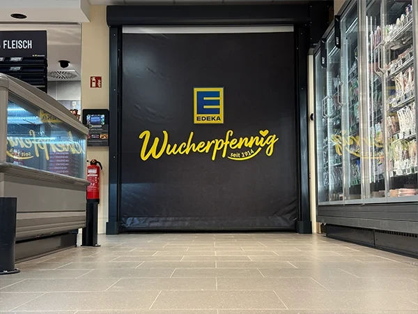 EDEKA Wucherpfennig Eingang mit Logo und Schriftzug, Supermarkt seit 1934